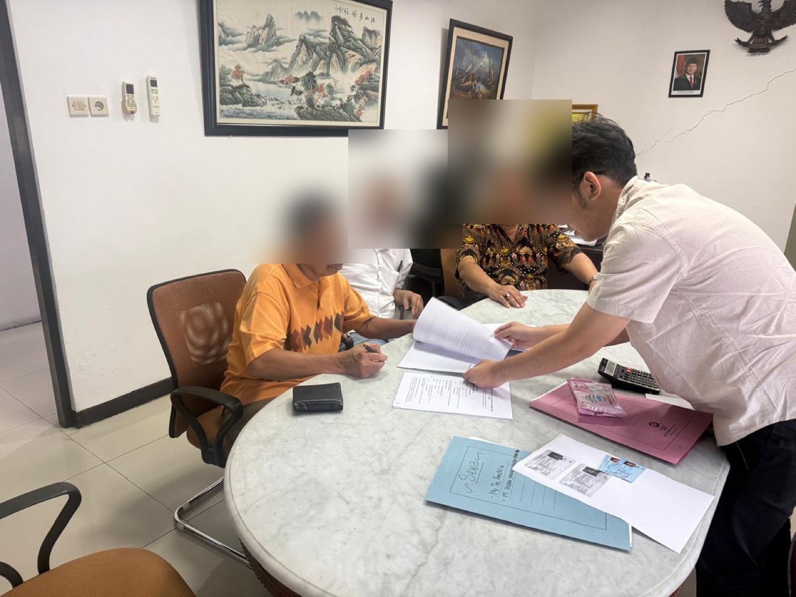 Joenus Koerniawan dan tim dalam pertemuan konsultasi serta pembahasan dokumen di kantor Surabaya; wajah para pihak disamarkan